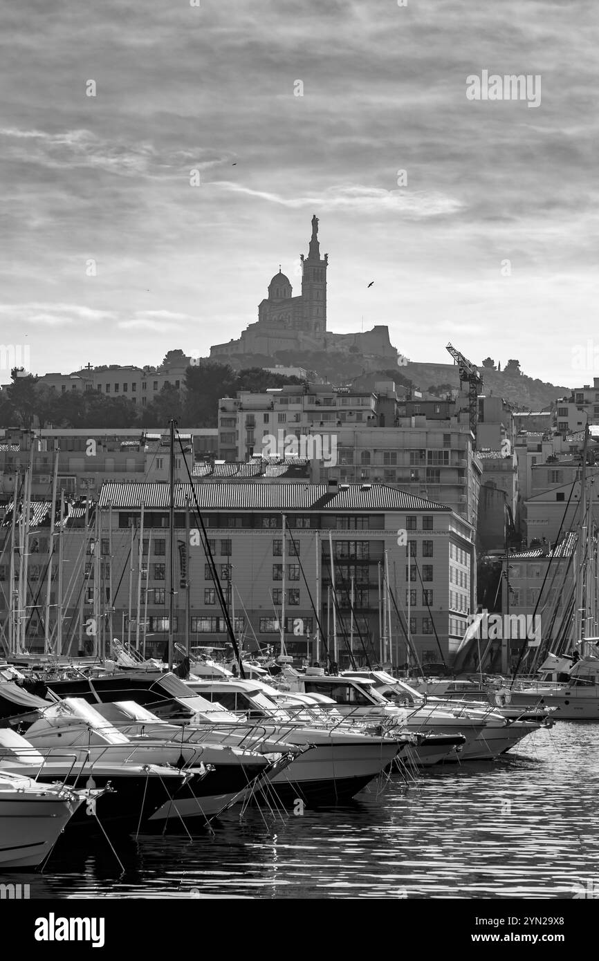 Marseille, France - 28 janvier 2022 : vue du vieux port de Marseille, de la préfecture des Bouches-du-Rhône et de la Provence-Alpes-Côte d Banque D'Images