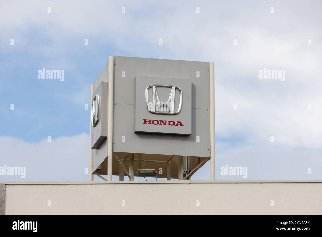 Logo Honda affiché sur un bâtiment sous un ciel nuageux, représentant le célèbre constructeur automobile japonais Banque D'Images Logo Honda affiché sur un bâtiment sous un ciel nuageux, représentant le célèbre constructeur automobile japonais Banque D'Images