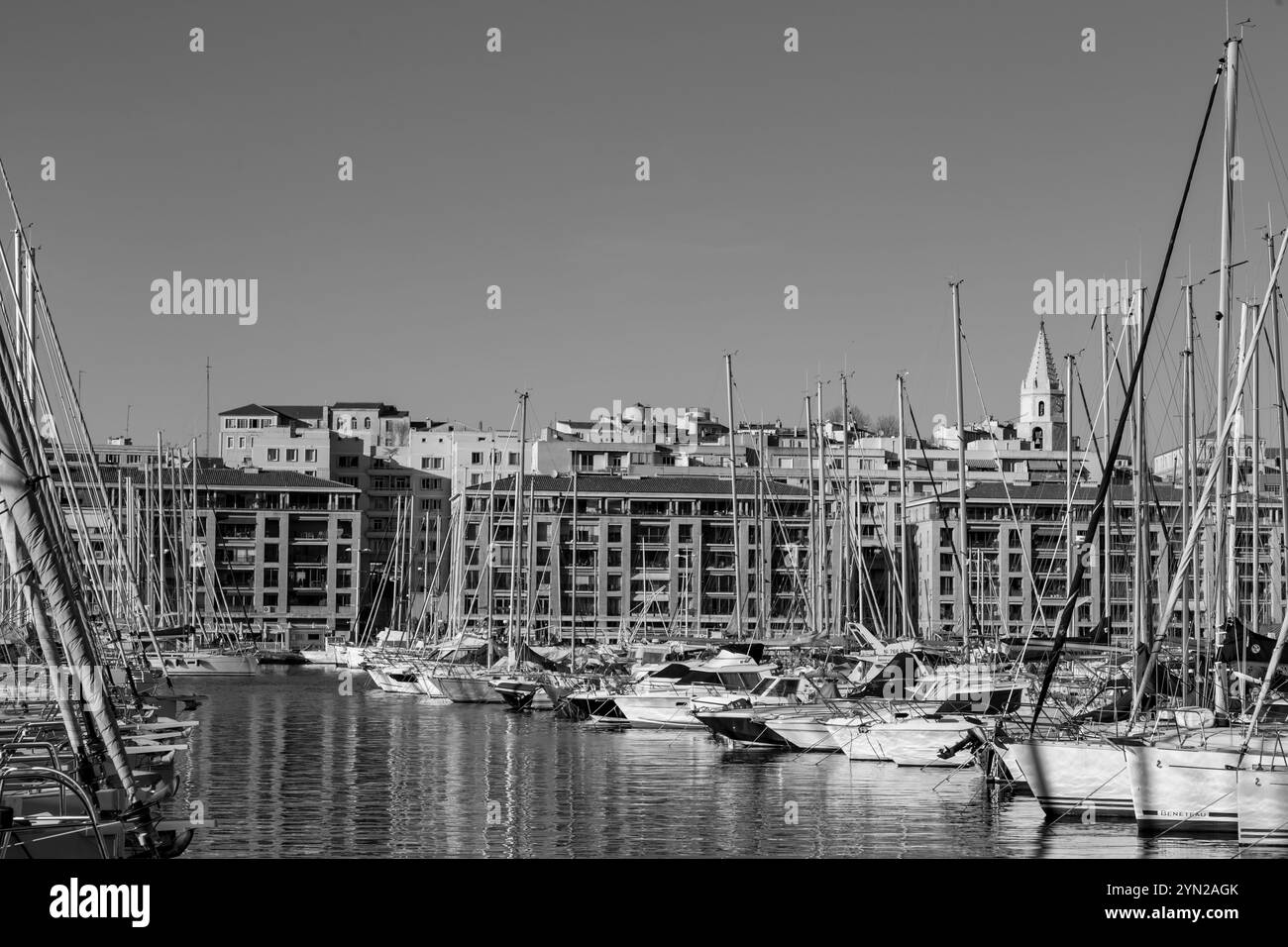 Marseille, France - 28 janvier 2022 : vue du vieux port de Marseille, de la préfecture des Bouches-du-Rhône et de la Provence-Alpes-Côte d Banque D'Images