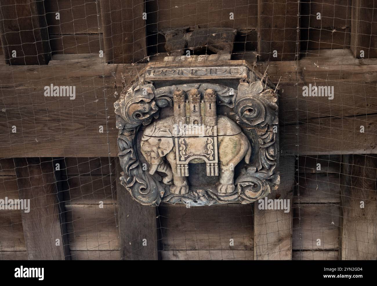 Sculpture en bois sous Cook Street Gate, Coventry, West Midlands, Royaume-Uni Banque D'Images