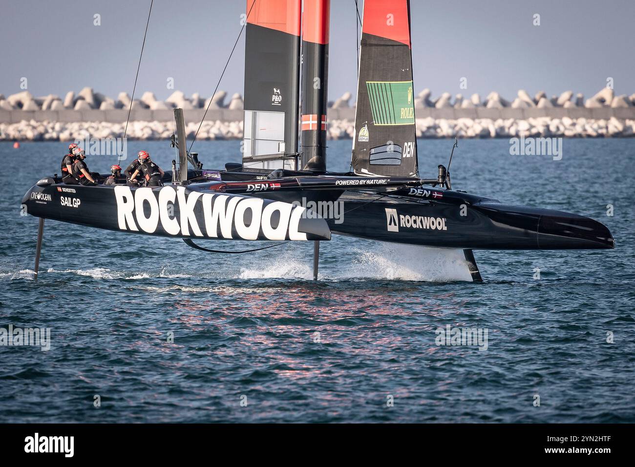 DUBAÏ, 24.11.2024 - ROCKWOOL DENMARK SAILGP TEAM - Nicolai Sehested (DEN/Driver), Katja Salskov-Iversen (den/Strategist), Tom Johnson (DEN/AUS/Wing Trimmer), Rasmus Kostner (DEN/Flight Controller), Anne-Marie Rindom (DEN/Strategist), Hans-Christian Rosendahl (DEN/Grinder), Julius Hallstr?m (DEN/SWE/Grinder), Lumus Kostr?Grand Prix de Dubaï 2024, Dubai Emirats Arabes Port 2, Dubaï, Dubaï. Banque D'Images