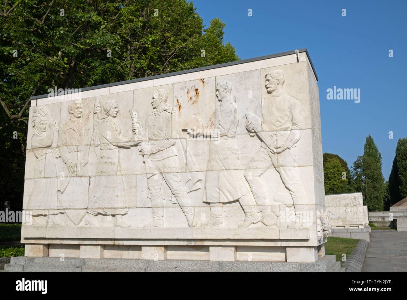 Un des 16 sarcophages avec des sculptures en relief d'une scène de guerre. Mémorial soviétique de guerre, Treptower Park, Berlin, Allemagne. Banque D'Images