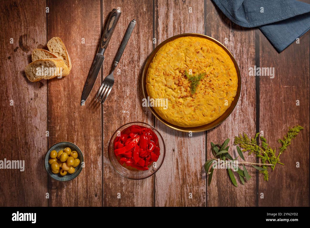 Tortilla de patatas, également connue sous le nom d'omelette espagnole ou tortilla de pommes de terre, est l'un des plats les plus représentatifs et populaires de la cuisine espagnole Banque D'Images