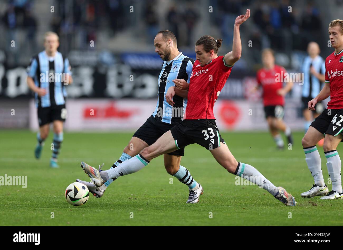 Mannheim, Deutschland. 24 novembre 2024. 24.11.2024, Fussball 3. Liga, SV Waldhof Mannheim - Hannover 96 II U23, emspor, bespor, sespor, v.l., Rico Benatelli (SV Waldhof Mannheim), Tim Walbrecht (Hannover 98 II U23) LA RÉGLEMENTATION DFL/DFB INTERDIT TOUTE UTILISATION DE PHOTOGRAPHIES COMME SÉQUENCES D'IMAGES ET/OU QUASI-VIDÉO. Crédit xdcx : dpa/Alamy Live News Banque D'Images