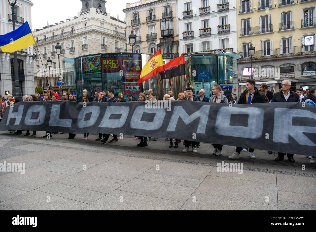 Madrid, Madrid, ESPAGNE. 24 novembre 2024. La communauté ukrainienne de Madrid a organisé une marche entre la Puerta del sol de Madrid et la Plaza de Cibeles, un hommage solennel aux victimes de l'Holodomor, le génocide de la faim dont le peuple ukrainien a souffert entre 1932 et 1933 perpétré par le régime soviétique. (Crédit image : © Richard Zubelzu/ZUMA Press Wire) USAGE ÉDITORIAL SEULEMENT! Non destiné à UN USAGE commercial ! Crédit : ZUMA Press, Inc/Alamy Live News Banque D'Images