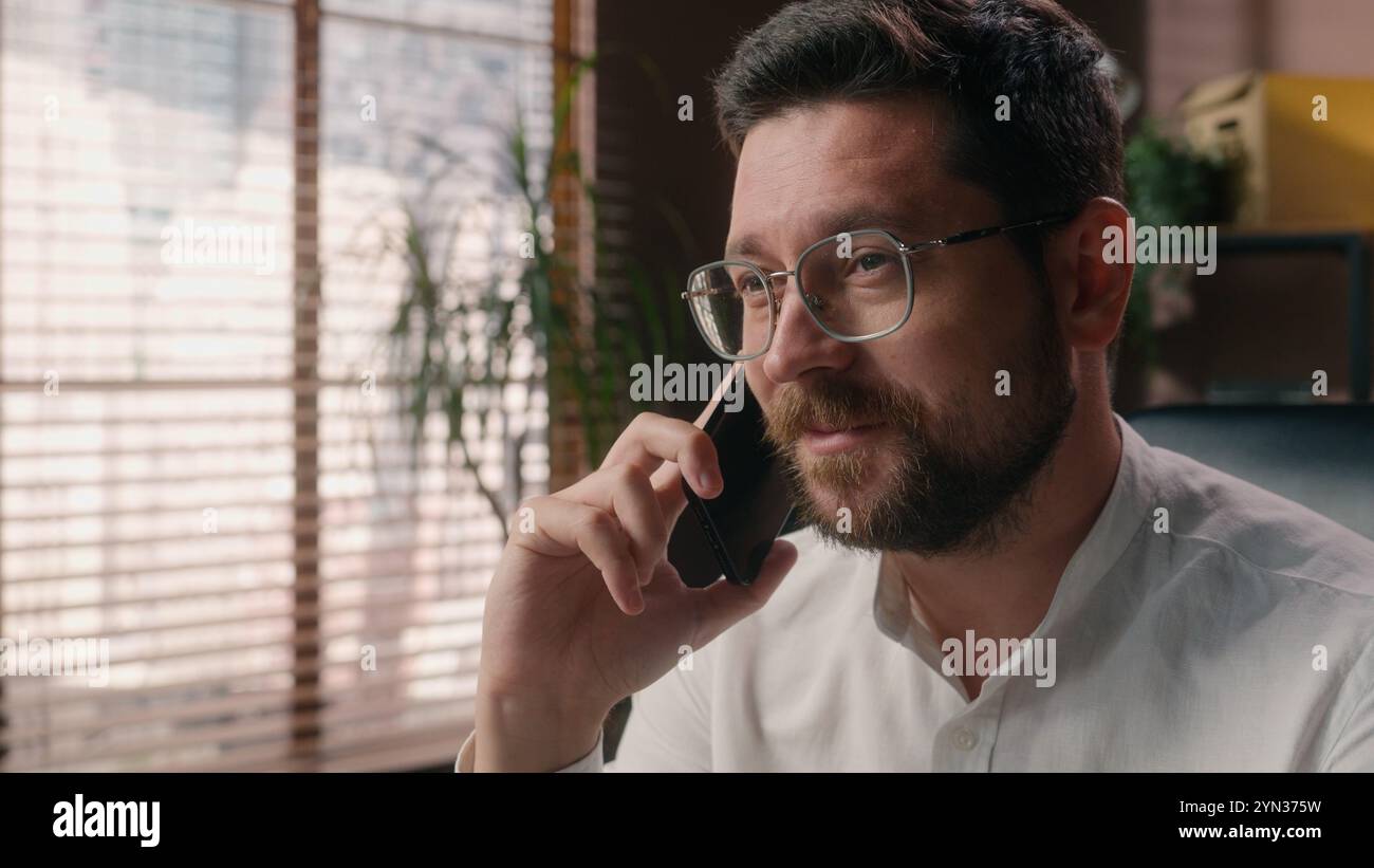 Heureux homme d'affaires caucasien homme d'affaires homme homme homme agent employeur sourire parlant téléphone mobile smartphone dans le bureau commerçant d'âge moyen répondre appel consulter affaires Banque D'Images