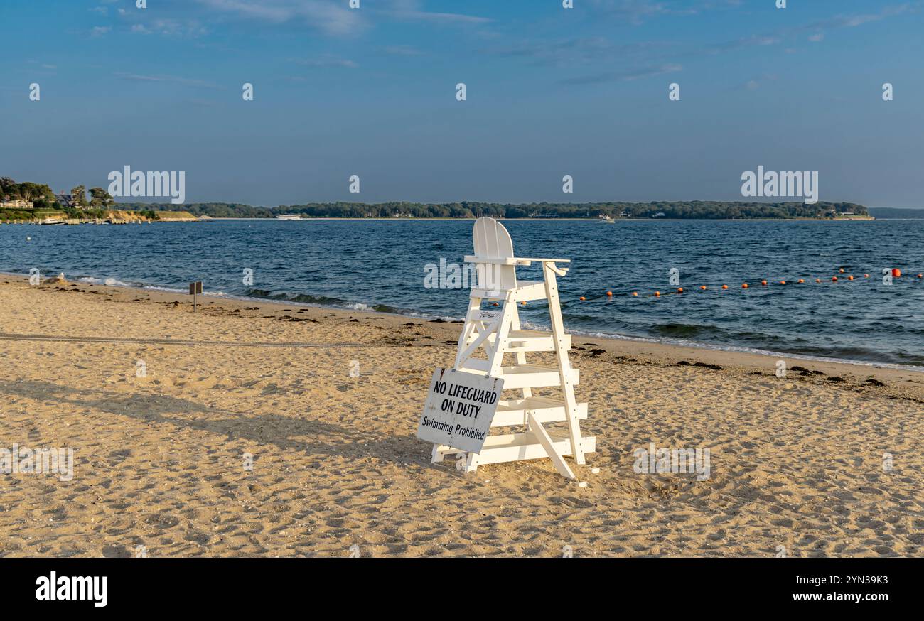 garde-nageur blanc vide à la plage de wade, shelter island, ny Banque D'Images