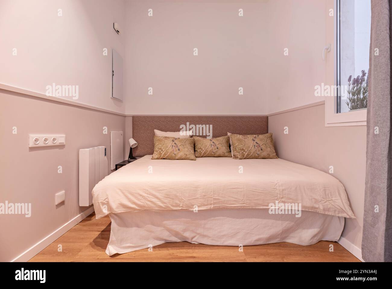 Les chambres modernes sont bien plus qu'un simple endroit pour dormir. Ce sont des espaces qui reflètent votre personnalité, votre style et vos besoins Banque D'Images