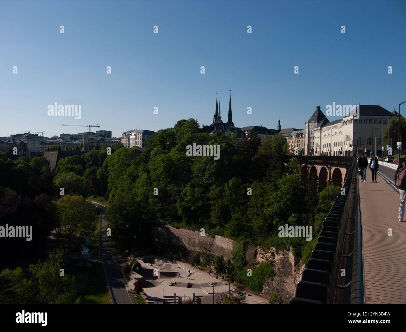 Vue vers la cathédrale notre-Dame, Luxembourg (Cathédrale notre-Dame, Cathédrale notre-Dame) depuis le pont de la passerelle Banque D'Images