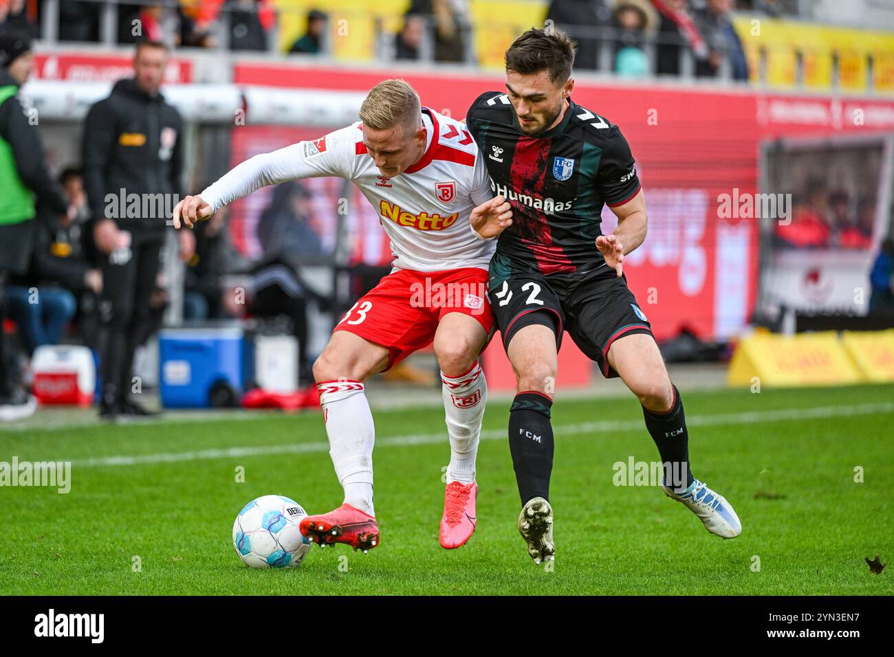 Regensburg, Allemagne. 24 novembre 2024. Football : Bundesliga 2, Jahn Regensburg - 1. FC Magdeburg, Journée 13, Jahnstadion Regensburg. Kai Pröger de Ratisbonne (l) et Samuel Loric de Magdebourg se battent pour le ballon. Credit : Armin Weigel/dpa - REMARQUE IMPORTANTE : conformément aux règlements de la DFL German Football League et de la DFB German Football Association, il est interdit d'utiliser ou de faire utiliser des photographies prises dans le stade et/ou du match sous forme d'images séquentielles et/ou de séries de photos de type vidéo./dpa/Alamy Live News Banque D'Images