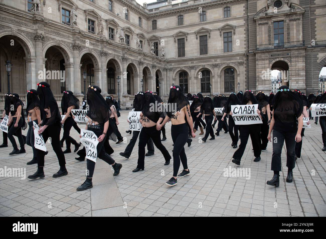 Paris, France. 24 novembre 2024. Le FEMENS se mobilise pour protester contre la violence faite aux femmes au moyen-Orient devant le musée du Louvre à Paris, France, le 24 novembre 2024, dans le cadre de la Journée internationale pour l’élimination de la violence faite aux femmes. Photo Florian Poitout/ABACAPRESS. COM Credit : Abaca Press/Alamy Live News Banque D'Images