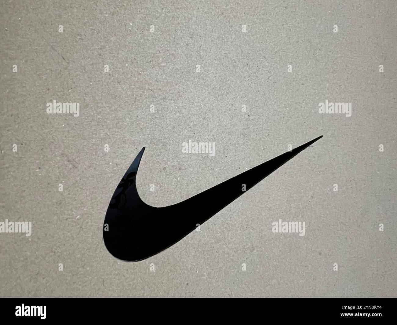 Design Nike Cut Hole Famous Swooh sur l'extérieur de la boîte à chaussures. Collaboration blanc cassé. - Image de stock capturée avec un smartphone