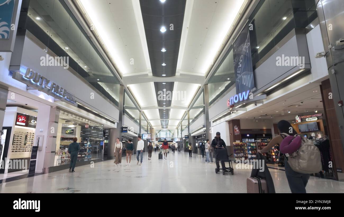 Passagers à l'aéroport international de Miami - MIAMI, ÉTATS-UNIS - 5 NOVEMBRE 2024 Banque D'Images