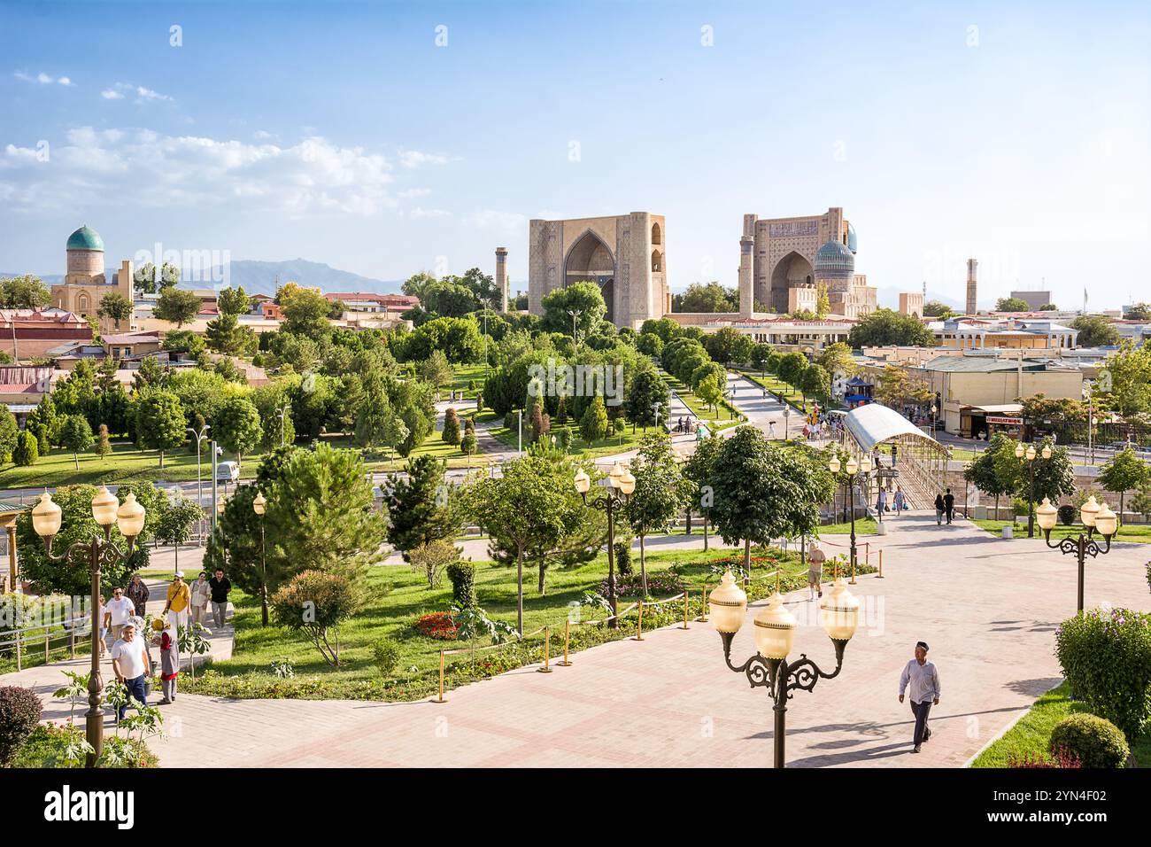 Samarcande, Ouzbékistan - 06 juillet 2024 : le mausolée Bibi Khanum au sommet de la colline et ses jardins Banque D'Images