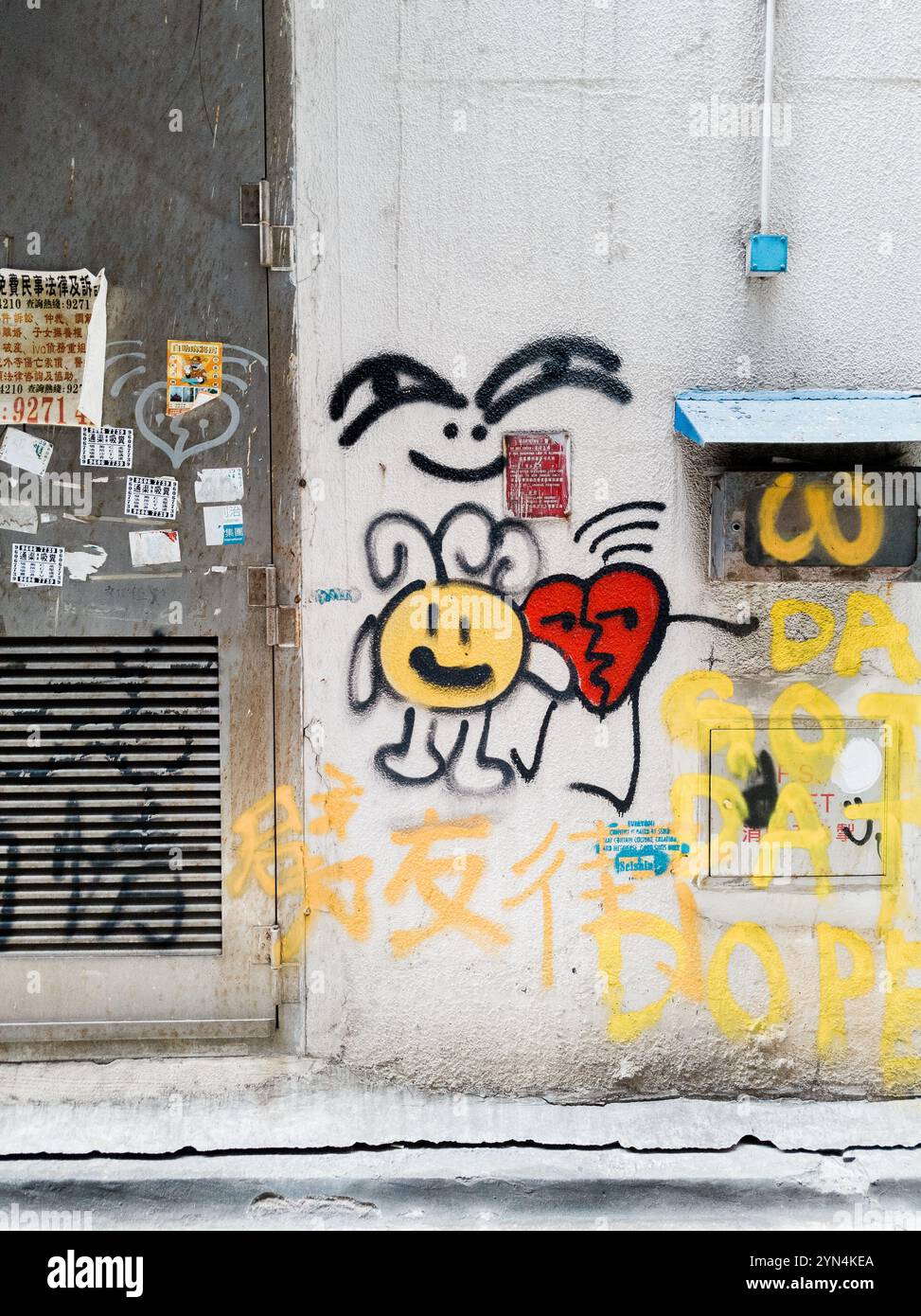 Graffiti de rue ludique sur Urban Wall à Hong Kong, Street Art dynamique avec des motifs Smiley et coeur Banque D'Images