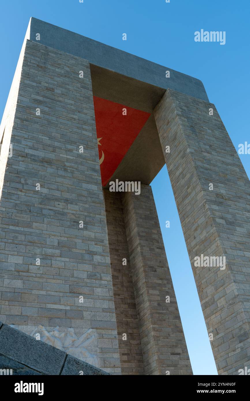 Mémorial des martyrs de Çanakkale avec drapeaux turcs, un hommage aux héros de Gallipoli sous ciel bleu clair, monument historique de la Turquie Banque D'Images