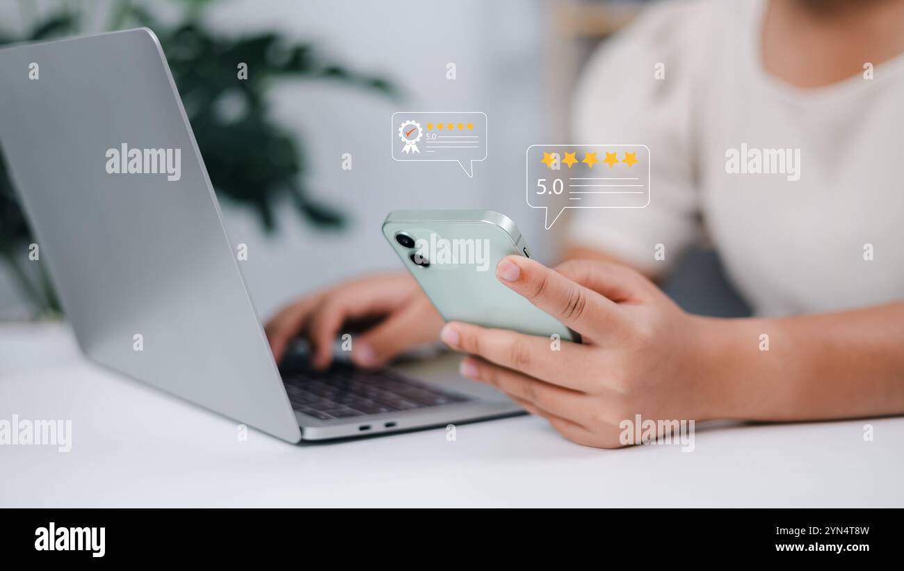Femme tenant un smartphone interroge les clients sur leur expérience de service et leur note pour une enquête de satisfaction, évaluation de la qualité de service du produit par c Banque D'Images