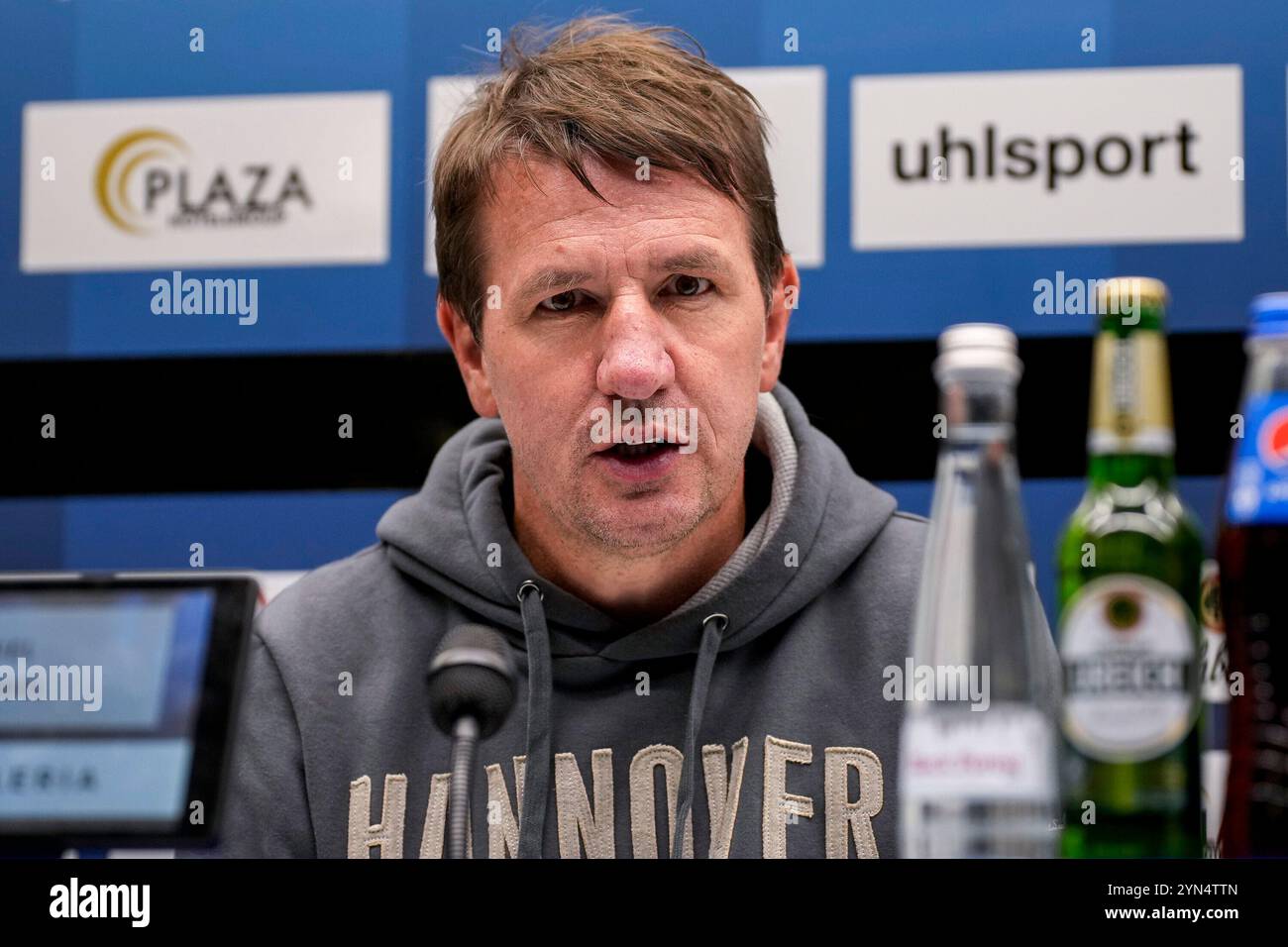 Mannheim, Deutschland. 24 novembre 2024. Daniel Stendel (formateur, Cheftrainer, H96), Einzelbild, Einzelfoto, Aktion, action, BEI der Pressekonferenz nach dem Spiel, PK, Conférence de presse, Pressetermin, Medientermin, 24.11.2024, Mannheim (Deutschland), Fussball, 3. LIGA, SV WALDHOF MANNHEIM - HANNOVER 96 II, LA RÉGLEMENTATION DFB/DFL INTERDIT TOUTE UTILISATION DE PHOTOGRAPHIES COMME SÉQUENCES D'IMAGES ET/OU QUASI-VIDÉO. Crédit : dpa/Alamy Live News Banque D'Images