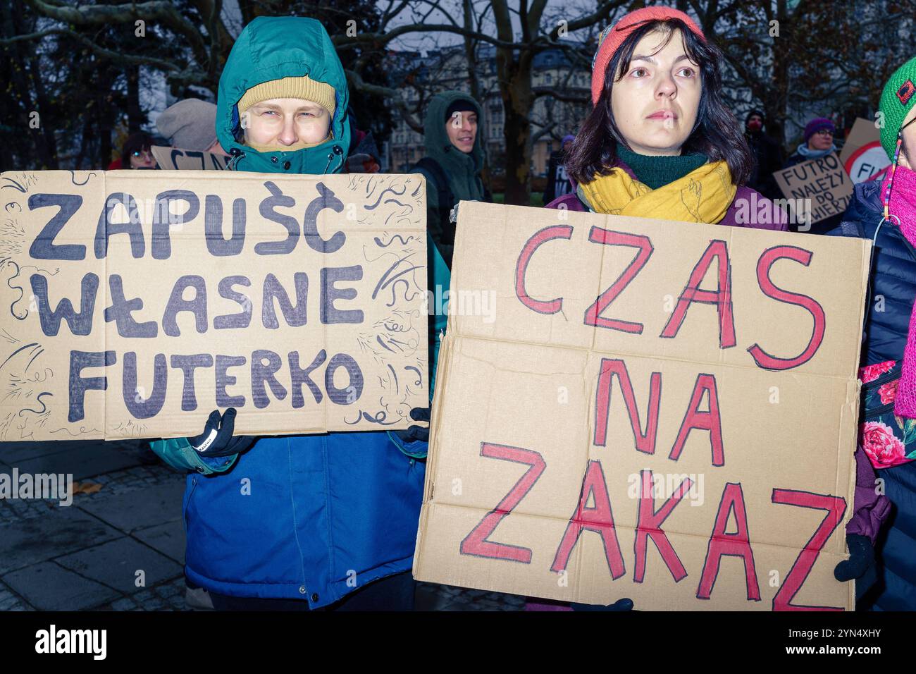 Jour sans fourrure 2024, une manifestation pour les droits des animaux contre les fermes à fourrure. Protestataires pro-animaux avec une bannière : cultivez votre propre fourrure, il s est temps pour une interdiction. Varsovie Pologne Copyright : xMikolajxJaneczekx Banque D'Images