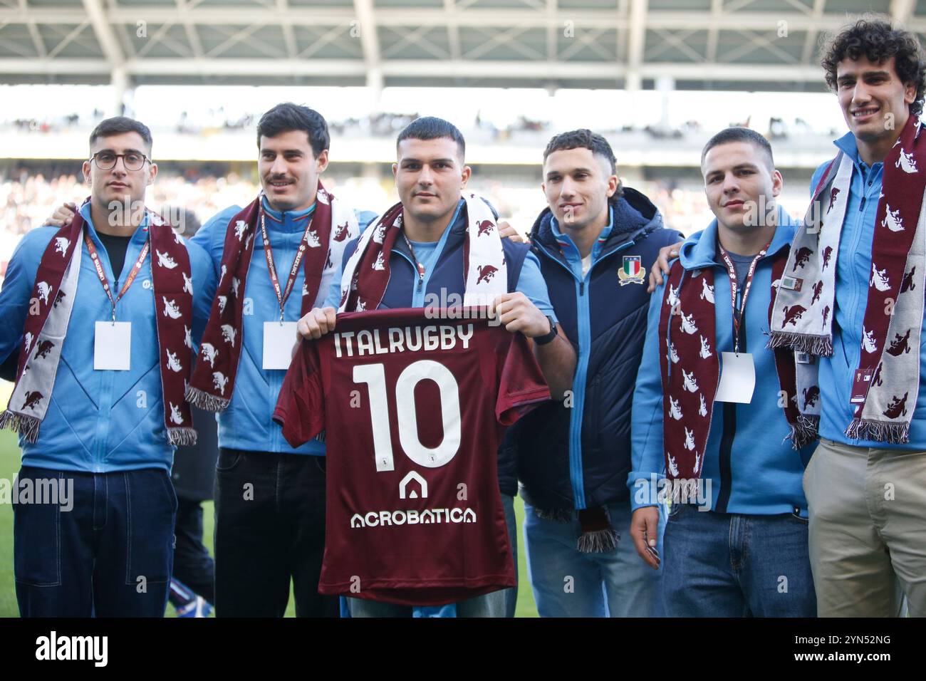 Turin, Italie. 24 novembre 2024. Turin, Italie. 24 novembre 2024. Joueurs de l'équipe nationale italienne de rugby lors de la Serie A italienne, match de football entre Torino FC et AC Monza le 24 novembre 2024 au Stadio Olimpico ''Grande Torino, Italie, crédit : Nderim Kaceli/Alamy Live News Banque D'Images