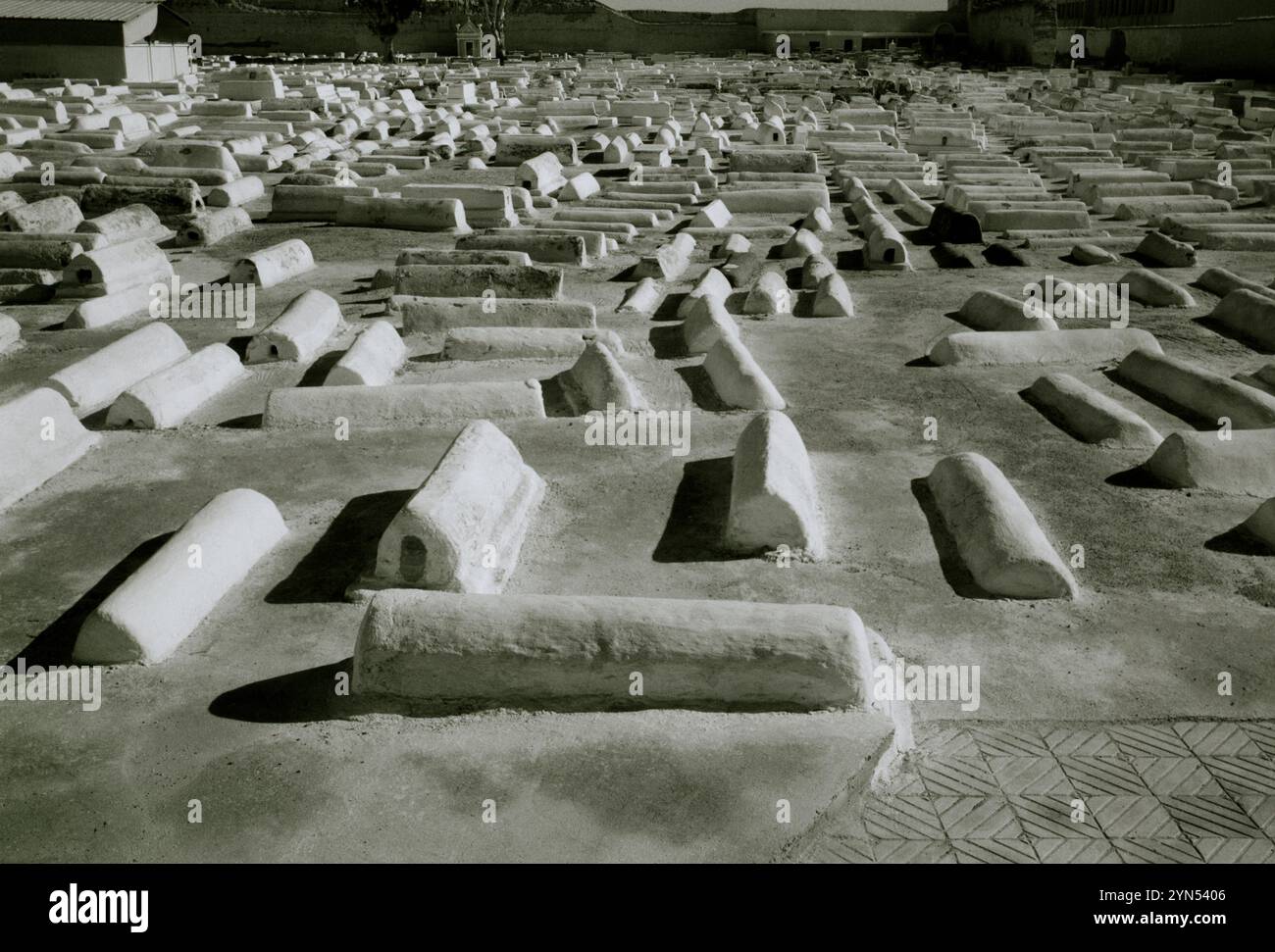 L'ancien cimetière juif poignant dans le quartier de la Kasbah de la vieille ville de Marrakech au Maroc dans le Maghreb en Afrique du Nord Banque D'Images