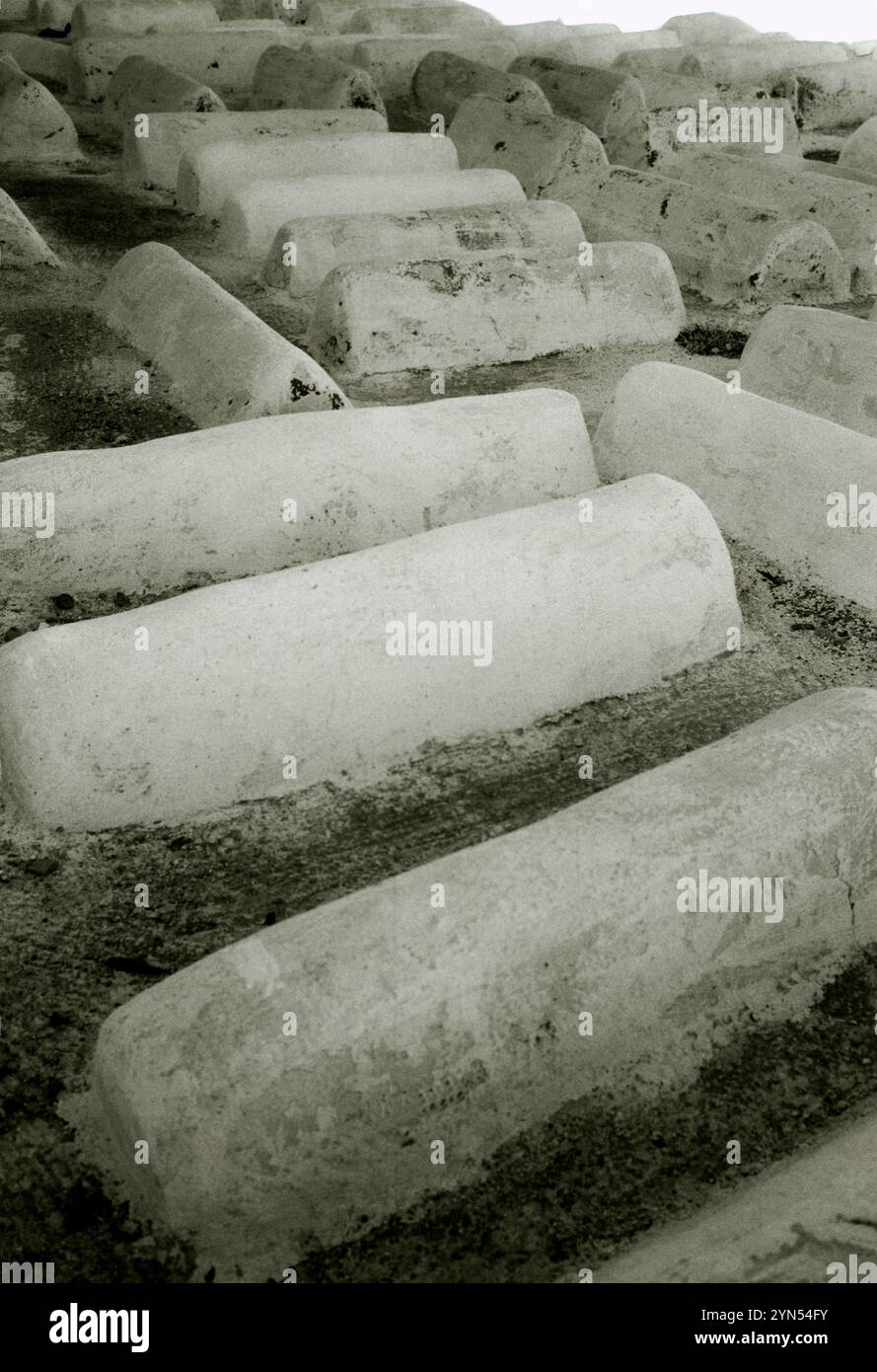 L'ancien cimetière juif poignant dans le quartier de la Kasbah de la vieille ville de Marrakech au Maroc dans le Maghreb en Afrique du Nord Banque D'Images
