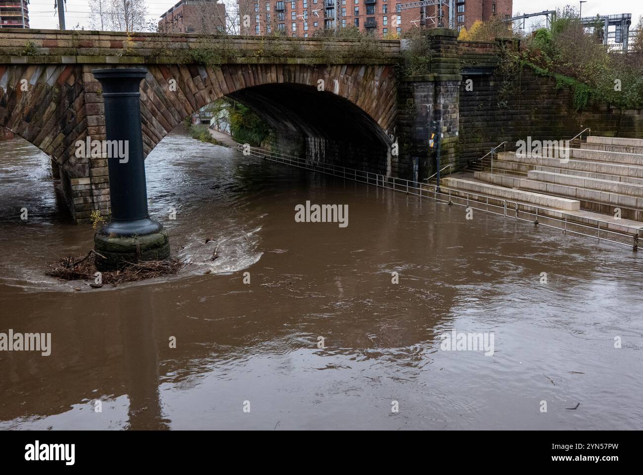 Manchester, Royaume-Uni. 24 novembre 2024. Chemin inondé au centre de Manchester près des studios Aviva. La tempête Bert a provoqué l'inondation des rives de la rivière Irwell, bloquant les allées fluviales pour les promeneurs de chiens et les piétons dans le centre de Manchester, près des studios Aviva. Le cours inférieur de la rivière Irwell à Manchester, Salford et Trafford sont tous confrontés à de graves alertes d'inondation avec plus de prévisions de pluie. Manchester Royaume-Uni . Photo : Garyroberts/worldwidefeatures.com crédit : GaryRobertsphotography/Alamy Live News Banque D'Images