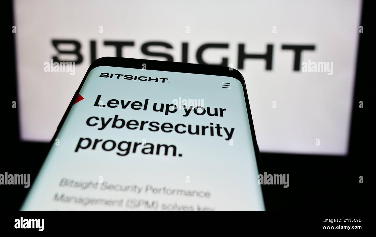 Dans cette illustration photo, un smartphone avec le site Web de la société américaine de notation de cybersécurité BitSight technologies Inc est vu devant le logo. Banque D'Images