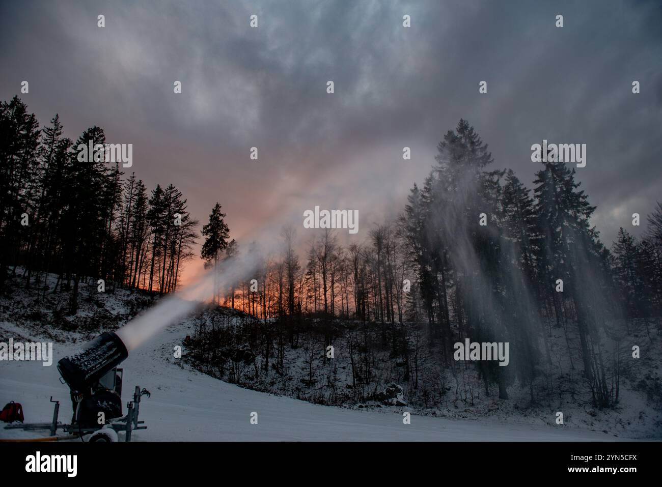 Canon à neige en service dans les Alpes de Lombardie Banque D'Images