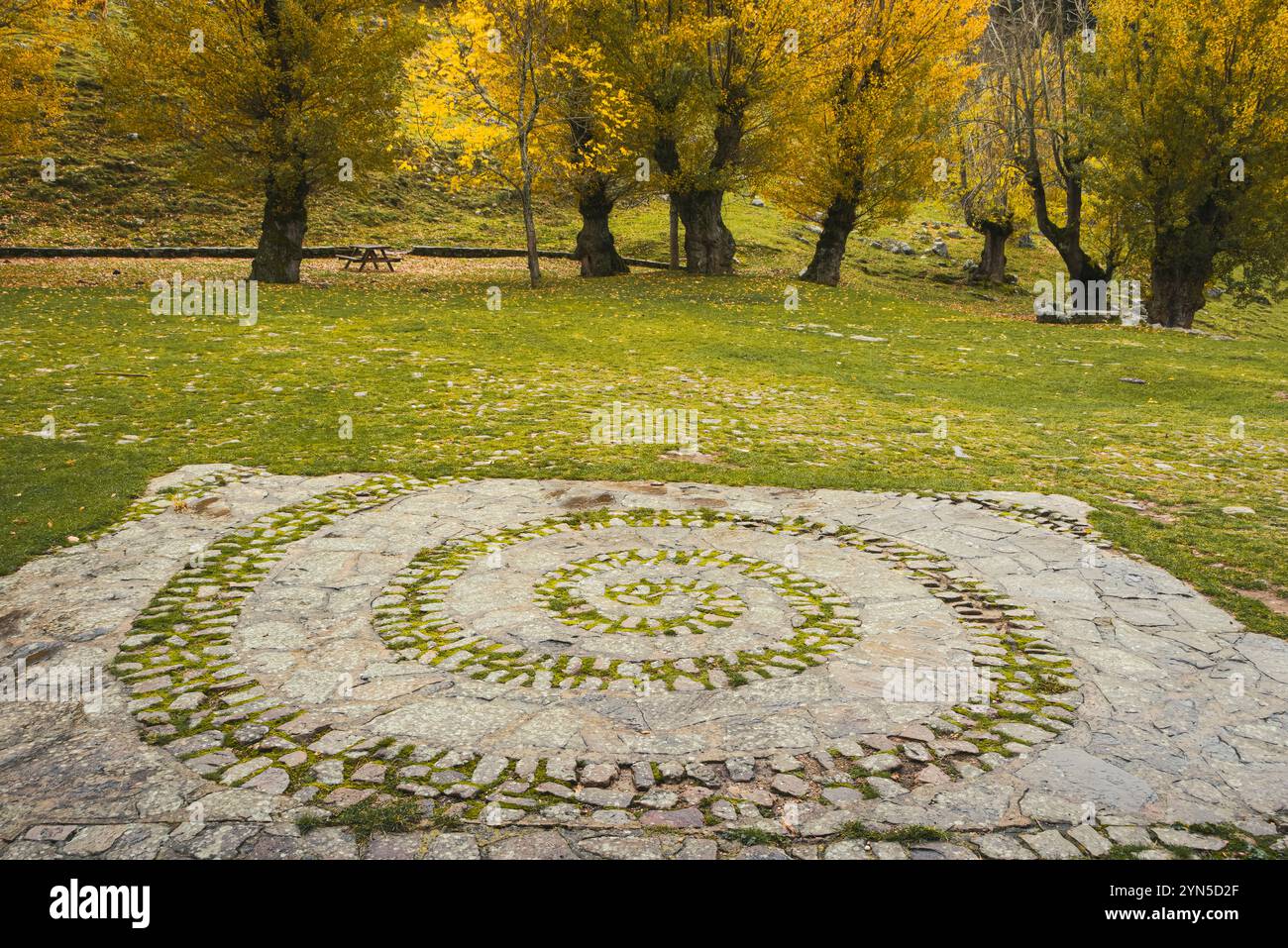 Sierra Cebollera, Espagne, 26 octobre 2024 : sentier en spirale de pierre pittoresque à Ermita Lomos de Orio Banque D'Images
