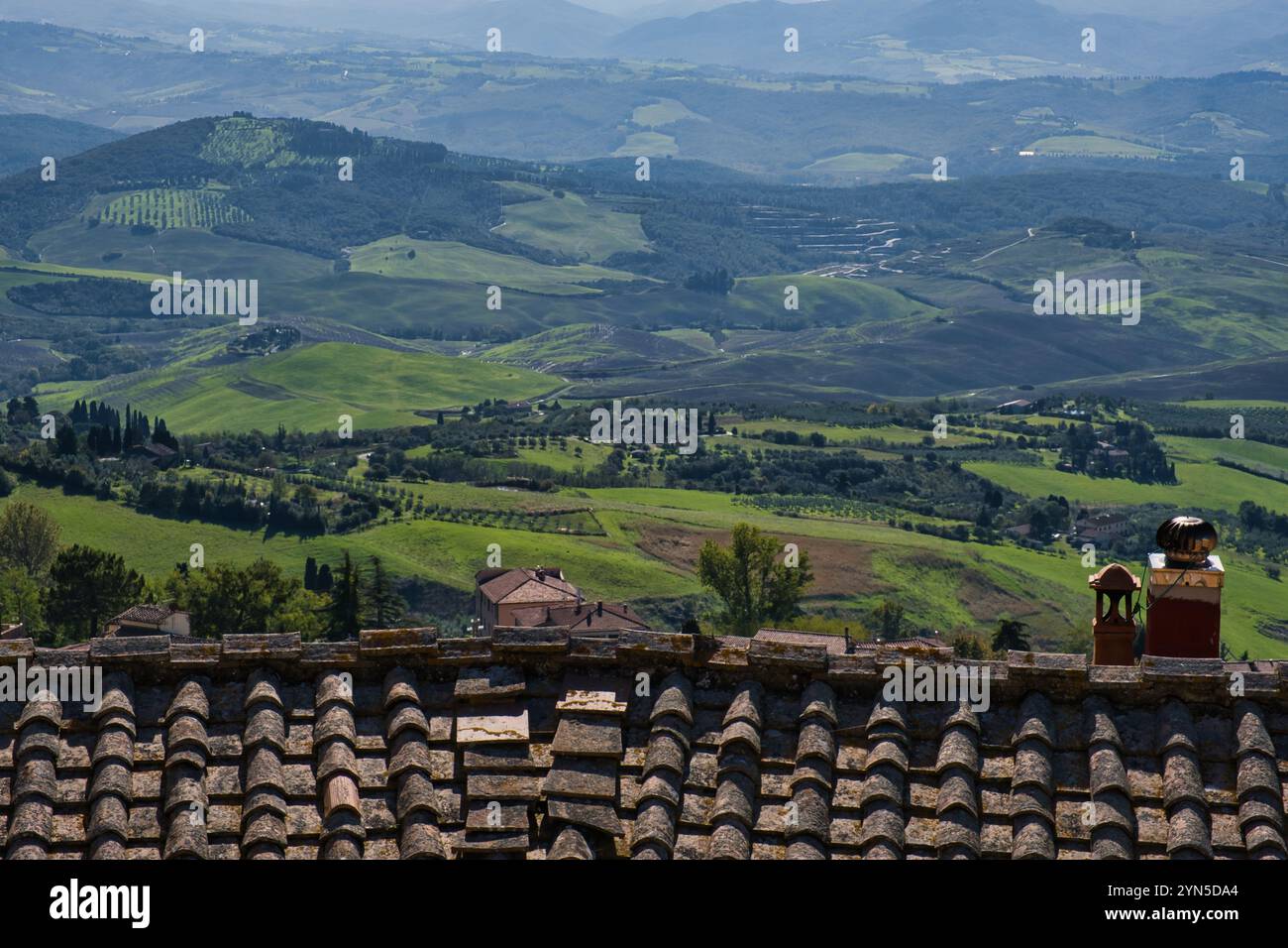Vue sur la campagne de Volterra au-dessus des tuiles Banque D'Images