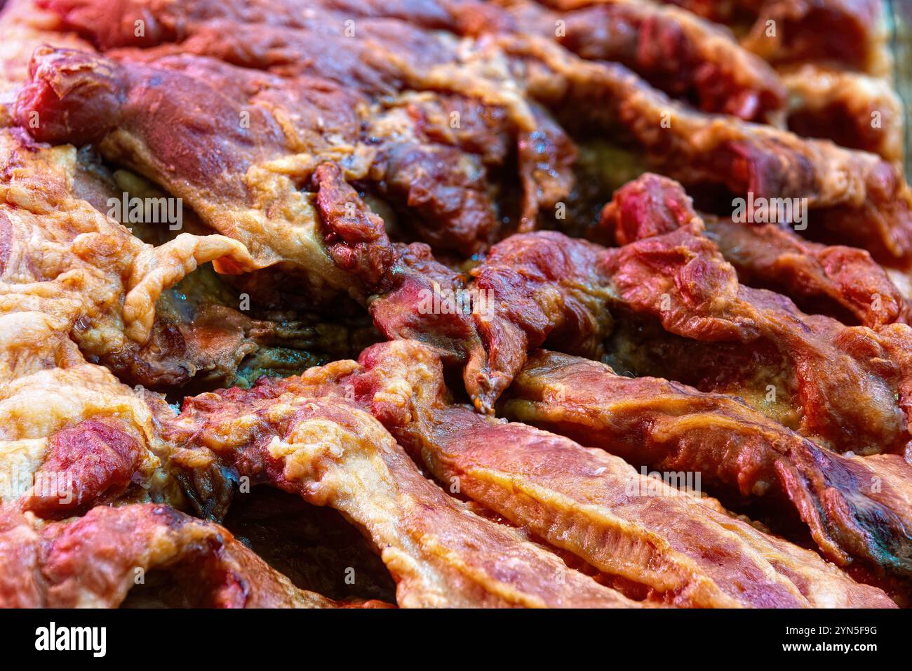 Viande séchée de porc séchée gros plan de fond, vue de dessus. Banque D'Images