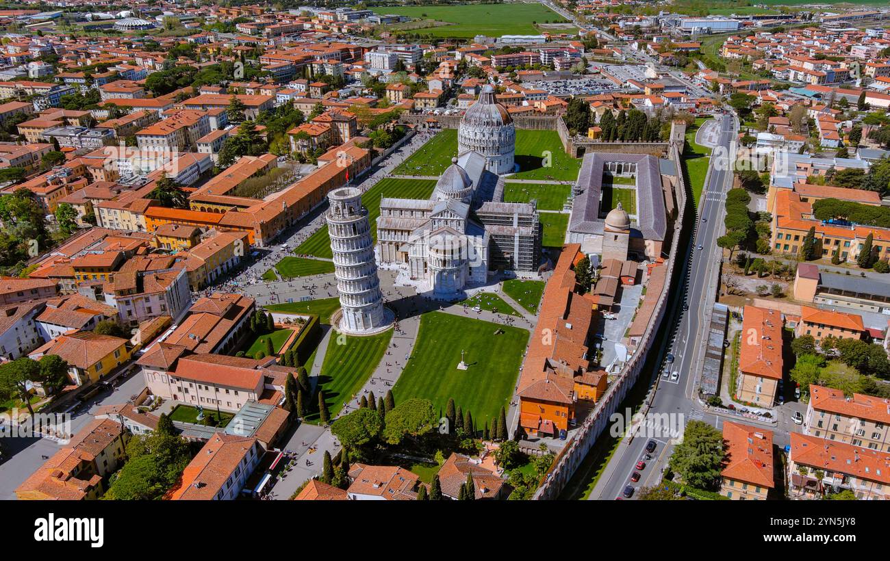 Capture aérienne détaillée du complexe de la cathédrale de Pise, avec la Tour penchée et les cours verdoyantes environnantes Banque D'Images