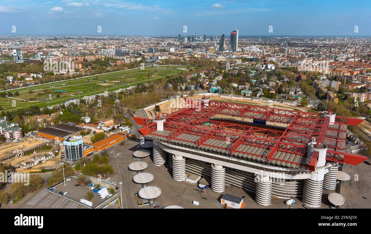 Vue aérienne dynamique du stade San Siro de Milan, encadré par une architecture moderne et un cadre verdoyant Banque D'Images