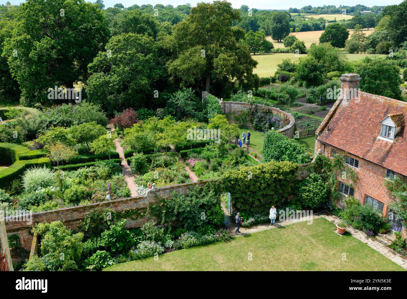 Vue sur le toit de la tour des jardins de Sissinghurst Banque D'Images