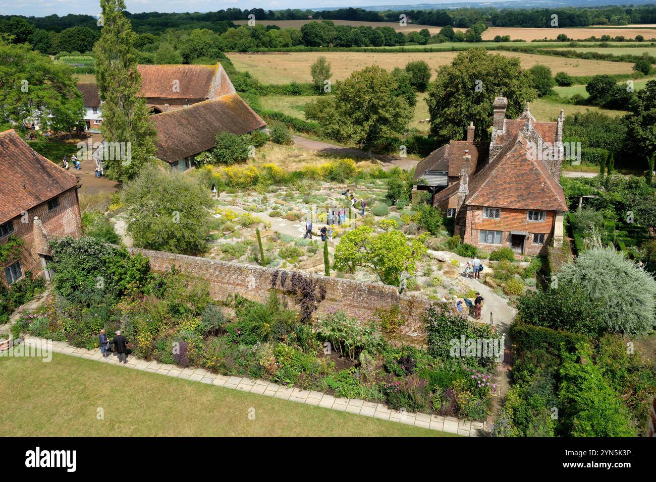 Vue sur le toit de la tour des jardins de Sissinghurst Banque D'Images