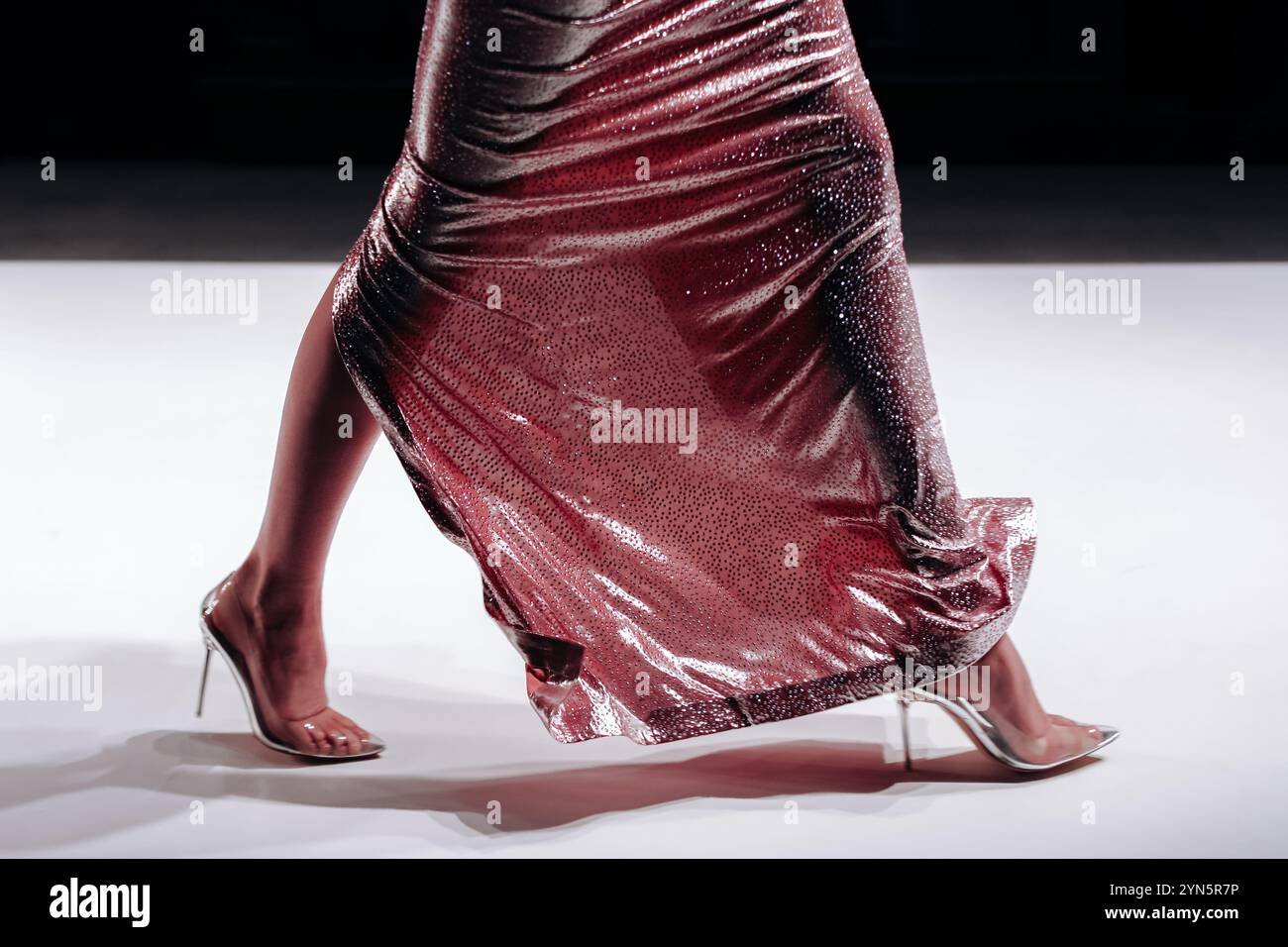Robe scintillante rose argentée et talons hauts pour célébrer les vacances, modèle de mode marchant le défilé de mode Runway Banque D'Images