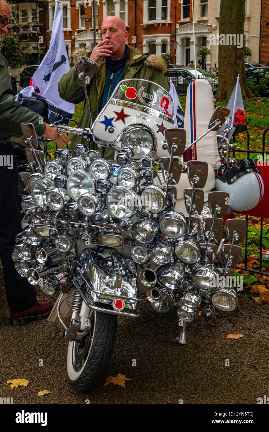 Les phares décorent les scooters des mods sur le trajet du souvenir pour les mods et les scooters en mémoire de ceux qui ont perdu leur vie à la guerre. Banque D'Images