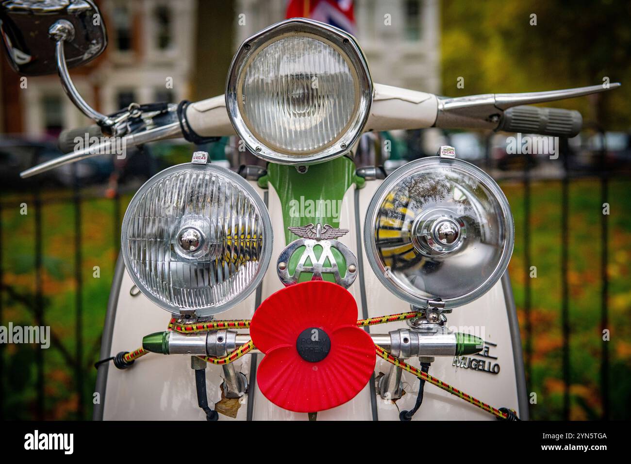 Ride of Remembrance pour les mods et les scooters en mémoire de ceux qui ont perdu la vie à la guerre. Beaucoup ont décoré d'anciens soldats en rendant hommage. Banque D'Images
