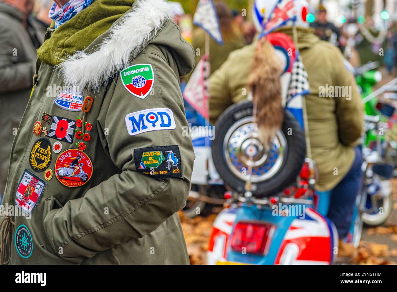 Ride of Remembrance pour les mods et les scooters en mémoire de ceux qui ont perdu la vie à la guerre. Beaucoup ont décoré d'anciens soldats en rendant hommage. Banque D'Images