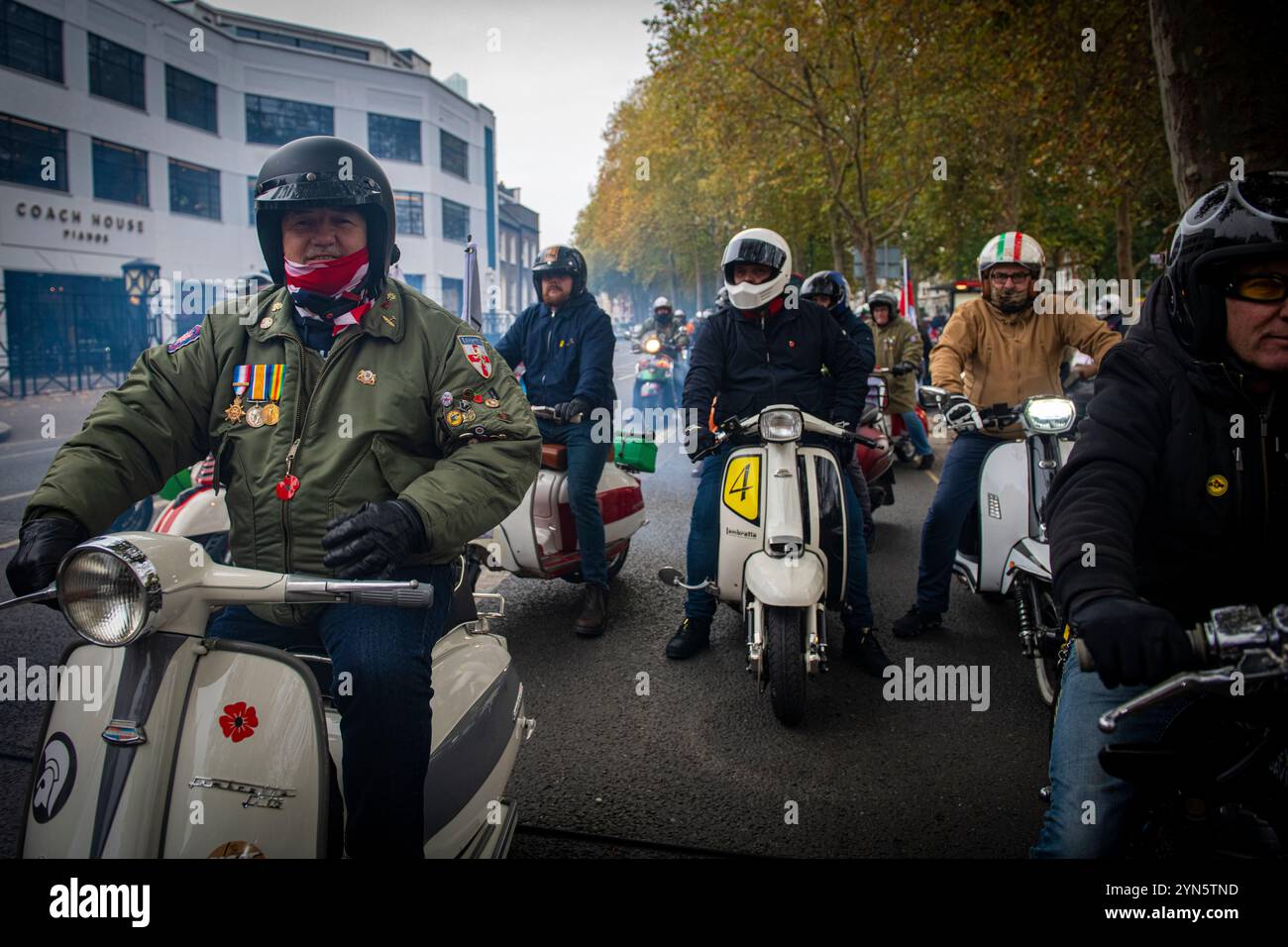 Ride of Remembrance pour les mods et les scooters en mémoire de ceux qui ont perdu la vie à la guerre. Beaucoup ont décoré d'anciens soldats en rendant hommage. Banque D'Images