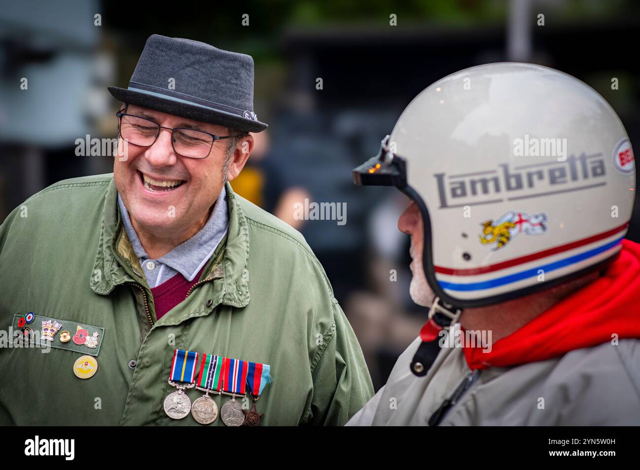 Ride of Remembrance pour les mods et les scooters en mémoire de ceux qui ont perdu la vie à la guerre. Beaucoup ont décoré d'anciens soldats en rendant hommage. Banque D'Images