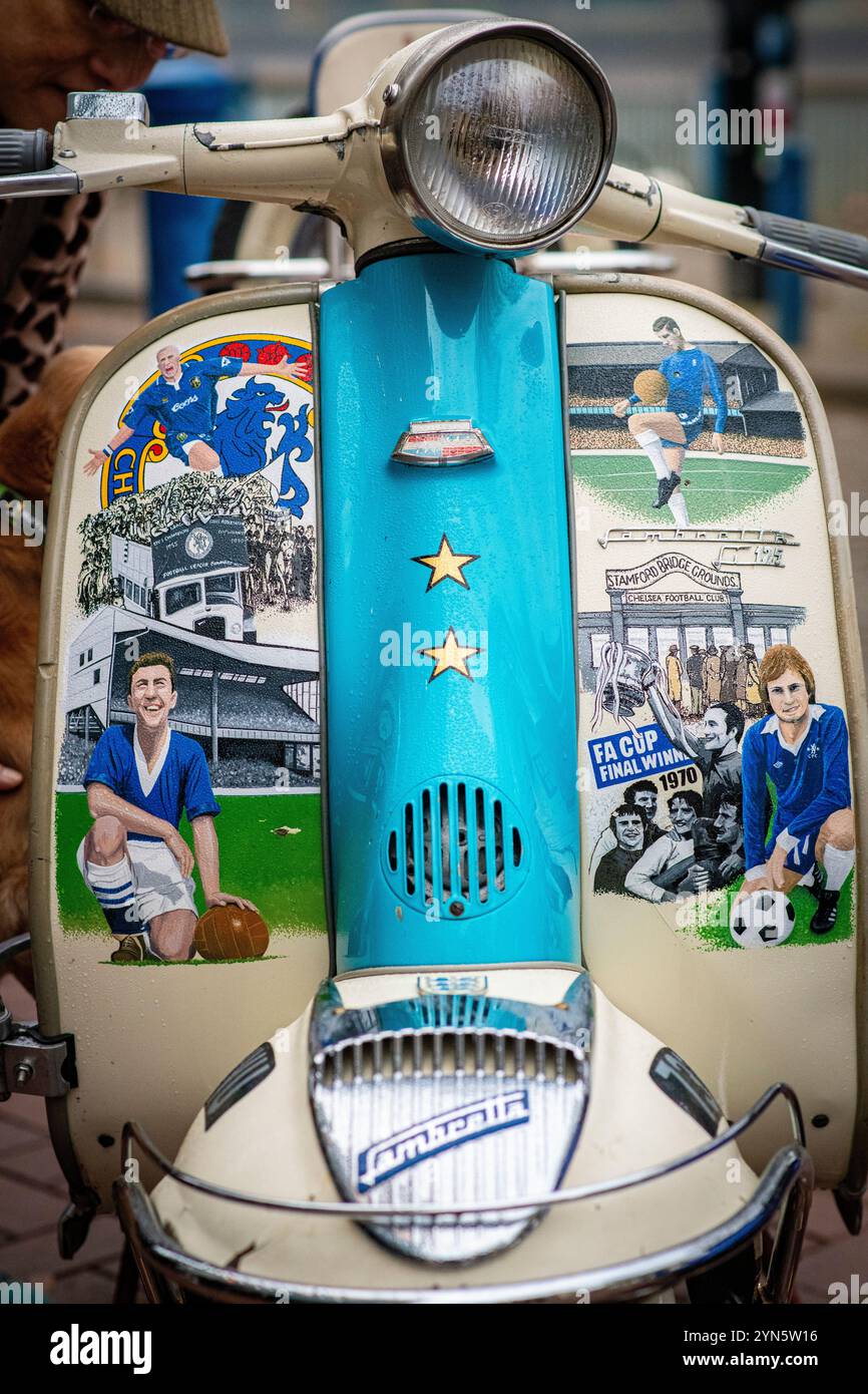 Ride of Remembrance pour les mods et les scooters en mémoire de ceux qui ont perdu la vie à la guerre. Beaucoup ont décoré d'anciens soldats en rendant hommage. Banque D'Images