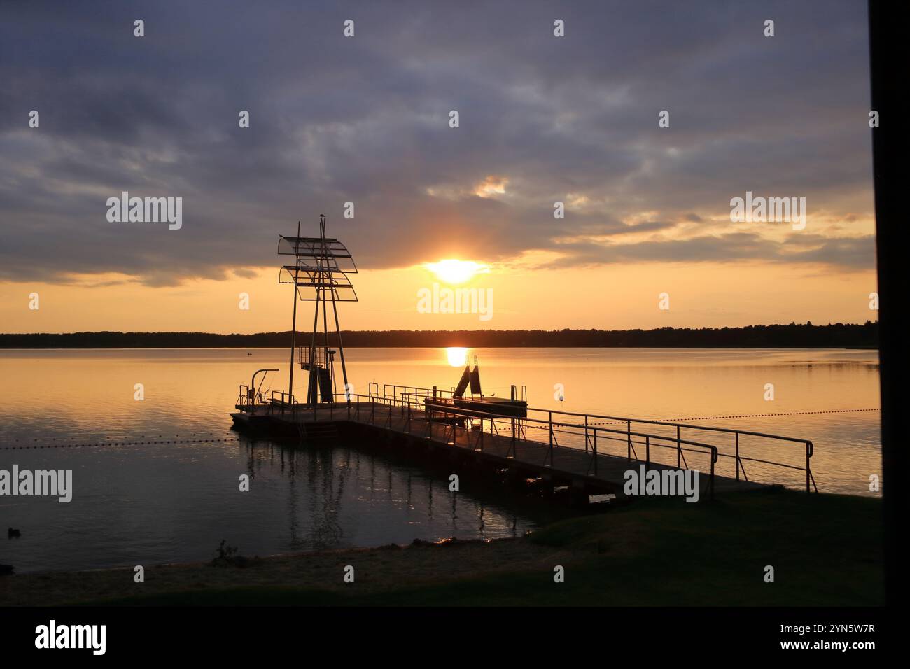 Le coucher de soleil au lac Wandlitz dans le Brandebourg, Allemagne Banque D'Images