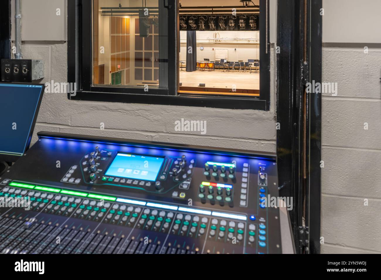 Console de mixage, table de son, équipement dans un auditorium, cabine son / projection théâtrale. Banque D'Images