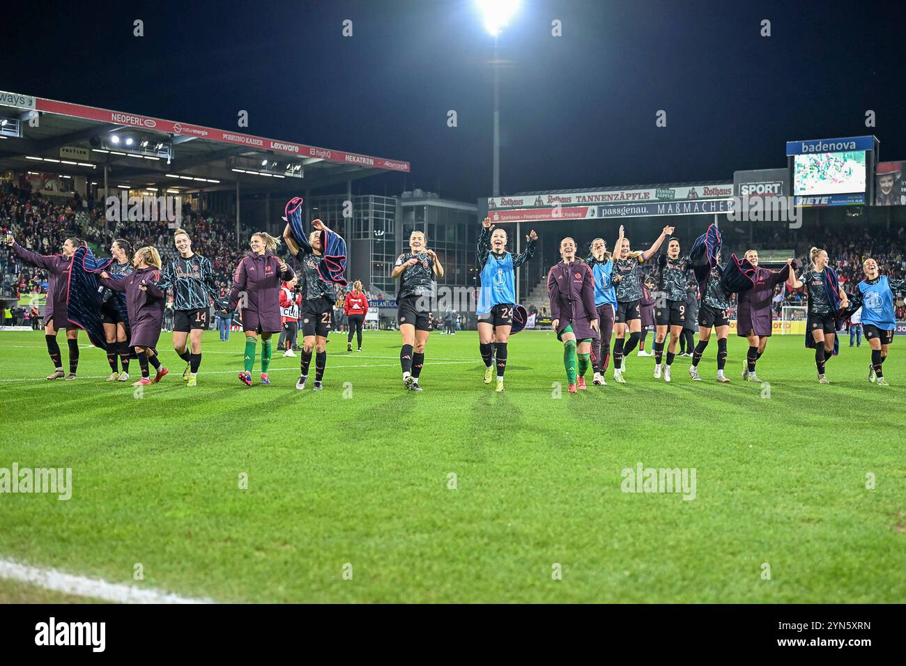 Freiburg, Deutschland. 24 novembre 2024. Der FC Bayern jubelt vor der eigenen kurve ueber den 1:2 SIEG in Freiburg GER, SC Freiburg - FC Bayern Muenchen, Frauen-Fussball, DFB Pokal, Achtelfinale, saison 2024/2025, 24.11.2024 LA RÉGLEMENTATION DFB INTERDIT TOUTE UTILISATION DE PHOTOGRAPHIES COMME SÉQUENCES D'IMAGES ET/OU QUASI-VIDÉO Foto : Eibner-Pressefoto/Thomas Hess Credit : dpa/Alamy Live News Banque D'Images