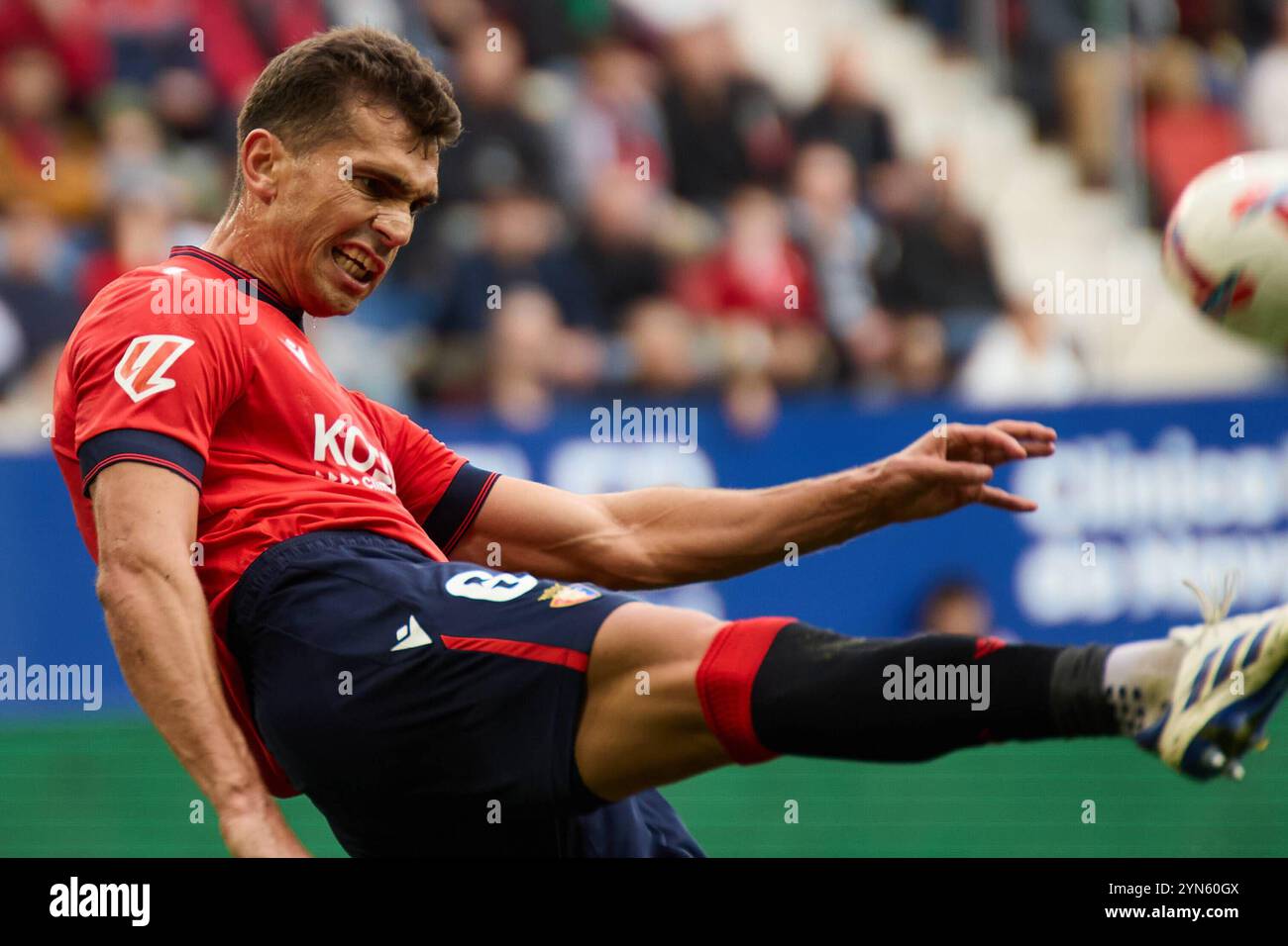 Pampelune, Espagne. 24 novembre 2024. Sport. Football/Football. Lucas Torro (6. CA Osasuna) lors du match de football de la Liga EA Sports entre CA Osasuna et Villarreal CF a joué au stade El Sadar à Pampelune (Espagne) le 24 novembre 2024. Crédit : Inigo Alzugaray/cordon Press crédit : CORDON PRESS/Alamy Live News Banque D'Images