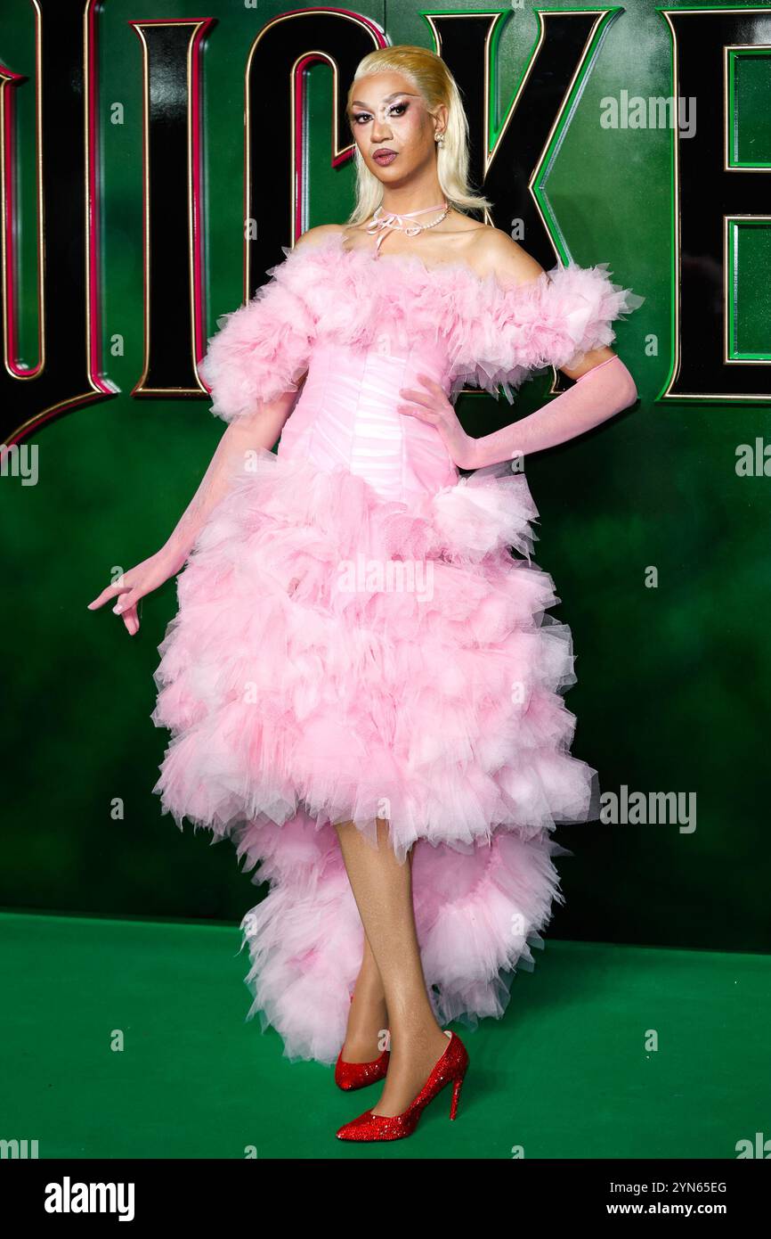 Londres, Royaume-Uni. 18 novembre 2024. TIA Kofi assiste à la première britannique de 'Wicked' qui s'est tenue au Royal Festival Hall de Londres. (Photo de Mario Mitsis/SOPA images/SIPA USA) crédit : SIPA USA/Alamy Live News Banque D'Images