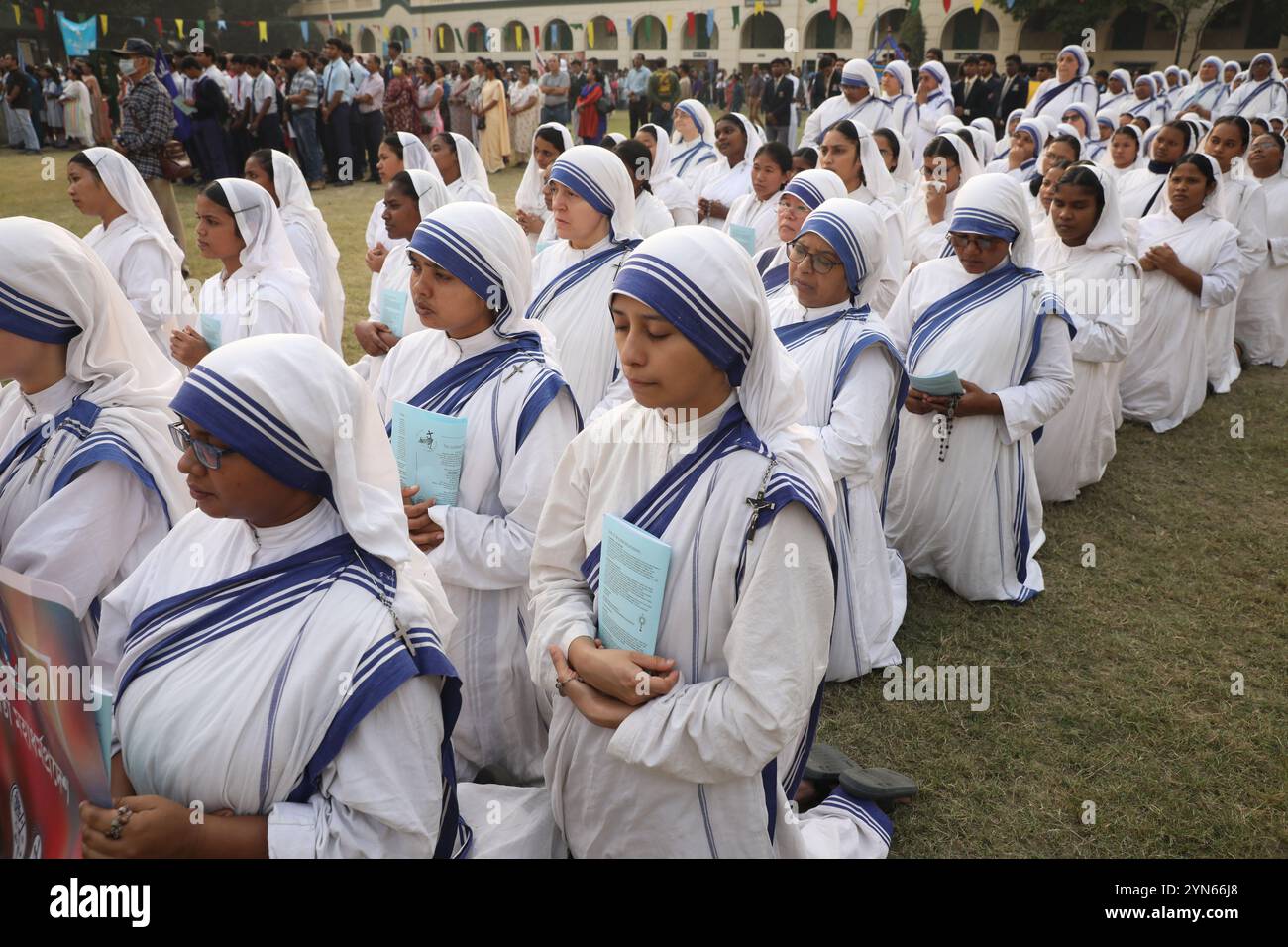 Kolkata, Bengale occidental, Inde. 24 novembre 2024. Les religieuses catholiques des Missionnaires de la Charité, l’ordre mondial des religieuses fondé par Sainte mère Teresa, prient lors d’une messe lors de la procession annuelle du Corpus Christi à Kolkata, en Inde, le 24 novembre 2024. (Crédit image : © Rupak de Chowdhuri/ZUMA Press Wire) USAGE ÉDITORIAL SEULEMENT! Non destiné à UN USAGE commercial ! Crédit : ZUMA Press, Inc/Alamy Live News Banque D'Images