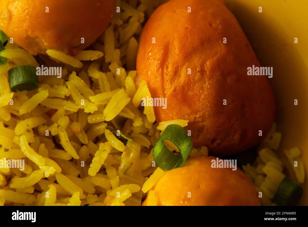 Goiania, Goias, Brésil – 24 novembre 2024 : gros plan de quelques pequis au milieu du riz sur une plaque jaune. Nourriture typique de Goiás. Banque D'Images